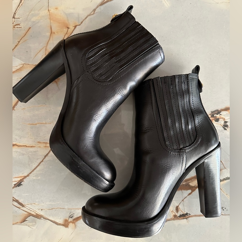 Tory Burch Leather Pleated Accents Chelsea Boots
Size 10.5, EUC
